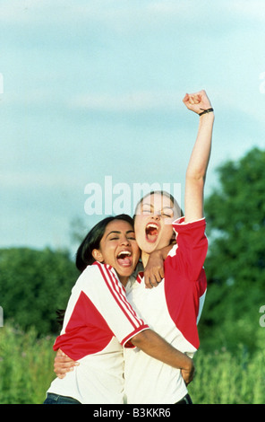 Piegarlo come BECKHAM 2002 TCF film con Parminda Nagra a sinistra e Keira Knightley Foto Stock