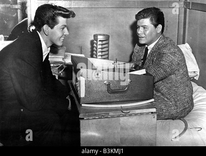 GO JOHNNY GO 1959 Hal Roach film con Jimmy Clanton a sinistra e Ritchie Valens Foto Stock