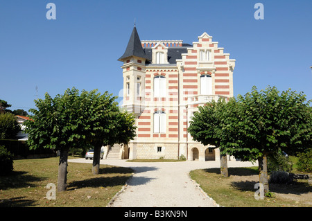 Una casa con la tipica 'Belle Epoque' fine xixo e all'inizio del xxo secolo classica architettura borghese; in Royan, Francia Foto Stock