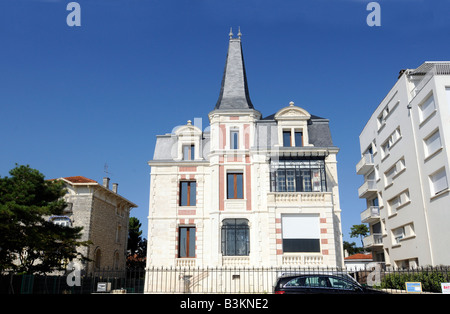 Una casa con la tipica 'Belle Epoque' fine xixo e all'inizio del xxo secolo classica architettura borghese; in Royan, Francia Foto Stock