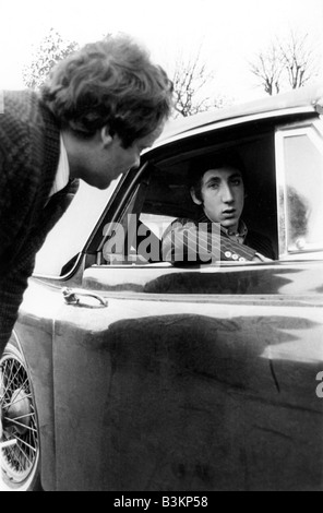 L'OMS Pete Townshend parla con il manager del gruppo, Kit Lambert, nel 1966. Foto: Tony Gale Foto Stock