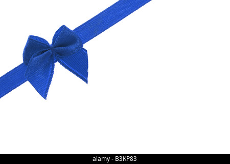 Blue fiocco decorativo nastro su sfondo bianco Foto Stock