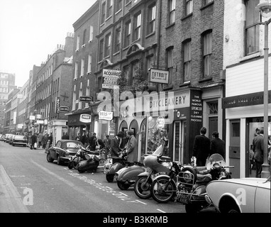 CARNABY STREET, Londra, nel 1965 come la boutique di moda è stato progressivamente dai maggiori negozi tradizionali Foto Stock