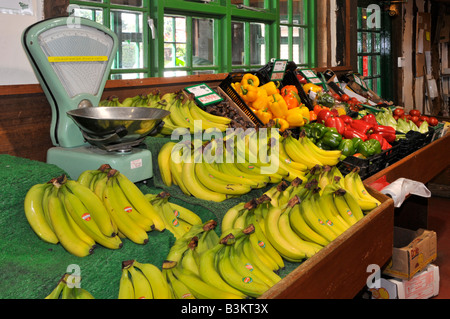 Primo piano dell'hotel, all'interno di Calcott Hall, negozio agricolo, vendita al dettaglio, frutta, prodotti self-service, bilance, Brentwood Essex Inghilterra, Regno Unito Foto Stock