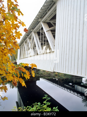 Gilkey ponte con Autunno a colori Linn County Oregon Foto Stock