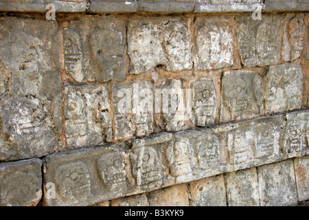 Dettaglio dalla piattaforma Tzompantli dei teschi, Chichen Itza sito archeologico, Penisola dello Yucatan, Messico Foto Stock