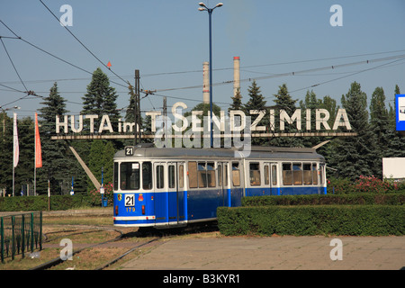 Il tram al di fuori della società Huta im Sendzimira acciaieria di Nowa Huta - il tempo di un modello di città comunista vicino a Cracovia in Polonia Foto Stock