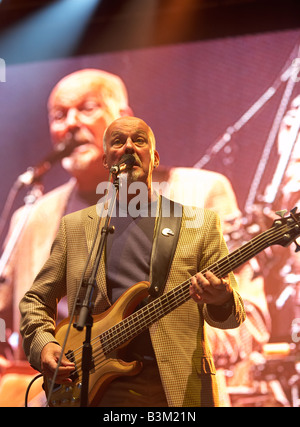 Dave Pegg bass player per Fairport Convention sul palco di 2008 Cropredy festival Foto Stock