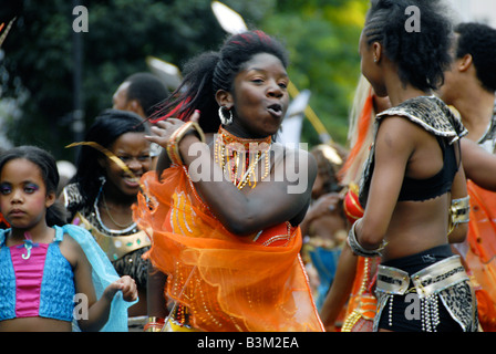 Ballerini e musicisti annuale al carnevale di Notting Hill 2008 Foto Stock