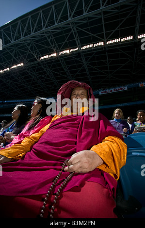 Il Dalai Lama visita a Seattle 04 12 2008 Seattle Qwest Field monaco tibetano si siede in platea e attende di vedere la Sua Santità Foto Stock