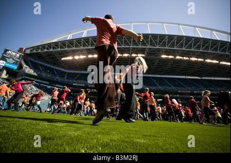 Il Dalai Lama s visita a Seattle 04 12 2008 Seattle Qwest Field movimento meditazione gruppo esegue Foto Stock