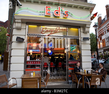 Le persone al di fuori seduta Eds Diner Soho West End di Londra UK Europa Foto Stock