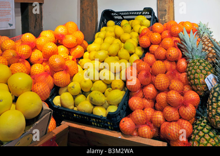 Primo piano interno di frutta al Calcott Hall Farm Shop prodotti freschi self-service esposti nel vecchio fienile ristrutturato di Brentwood, Essex, Inghilterra, Regno Unito Foto Stock