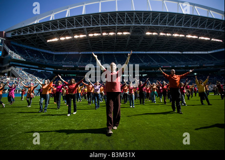 Il Dalai Lama s visita a Seattle 04 12 2008 Seattle Qwest Field movimento meditazione gruppo esegue Foto Stock