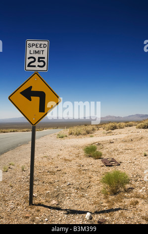 I cartelli stradali in riolite, Nevada, Stati Uniti d'America. Foto Stock
