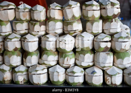 Drink di noce di cocco in stallo il Mercato del fine settimana di Chatuchak Bangkok in Thailandia Foto Stock