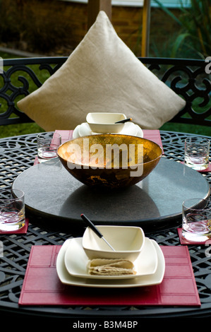 Sala da pranzo esterna impostato in moderno giardino paesaggistico Foto Stock