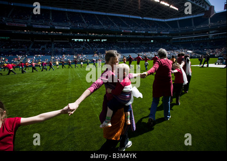 Il Dalai Lama s visita a Seattle 04 12 2008 Seattle Qwest Field movimento gruppo di meditazione forma un cerchio Foto Stock