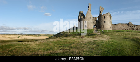 Il castello di Dunstanburgh Northumberland Regno Unito guardando a Nord verso il sentiero costiero di Dunstan Stead Foto Stock