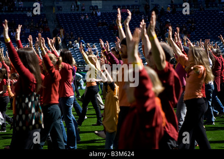 Il Dalai Lama s visita a Seattle 04 12 2008 Seattle Qwest Field movimento meditazione gruppo esegue Foto Stock