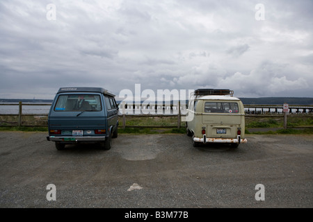 Due generazioni di Volkswagen camper parcheggiato in Port Townsend cantiere navale Foto Stock