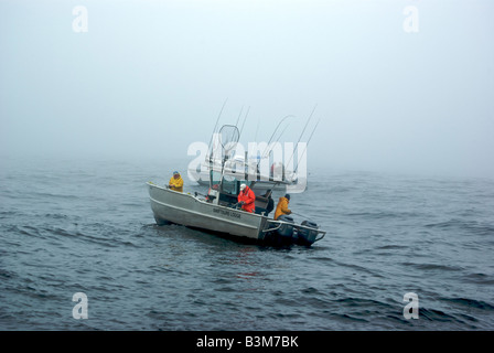 I pescatori a bordo di alluminio charter barche da pesca pesca halibut in mare mosso e la nebbia sulla banca Swiftsure nell'Oceano Pacifico Foto Stock