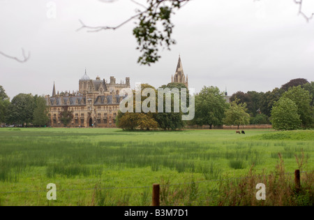Christ Church College si vede attraverso i prati in un giorno di pioggia, Oxford, Oxfordshire, England, Regno Unito Foto Stock