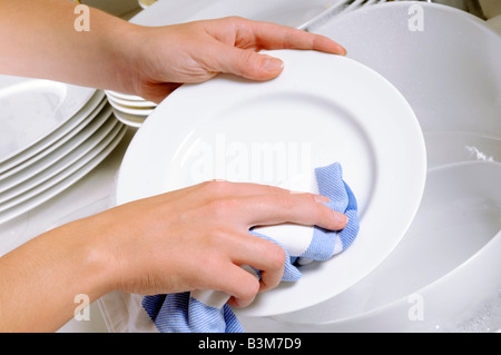 Asciugatura piatti bianchi Foto Stock