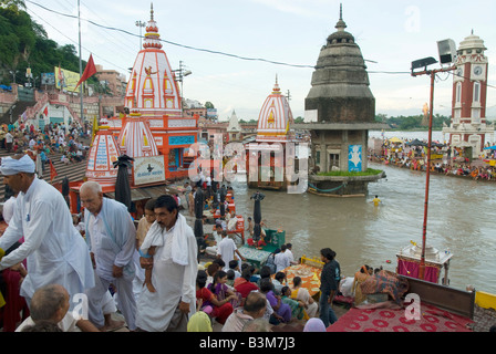 India Uttarakhand Haridwar pellegrini il bagno nel fiume Gange Foto Stock