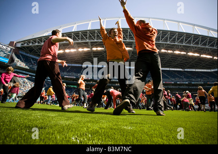 Il Dalai Lama s visita a Seattle 04 12 2008 Seattle Qwest Field movimento meditazione gruppo esegue Foto Stock