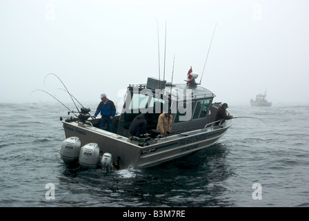 Alluminio Pesca Sportiva noleggio barche pesca halibut in mare mosso e la nebbia sulla banca Swiftsure nell'Oceano Pacifico Foto Stock