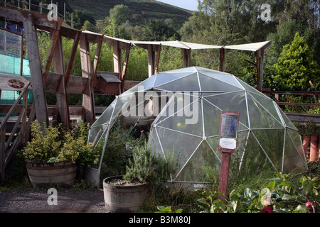 Geo dome per la coltivazione di piante a secco Centre for Alternative Technology in Galles Foto Stock