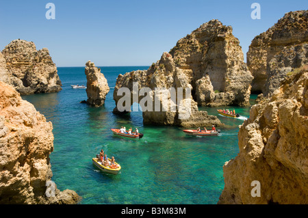 Il Portogallo Algarve, vicino a Lagos, Ponta da Piedade, imbarcazioni turistiche visitare le grotte Foto Stock