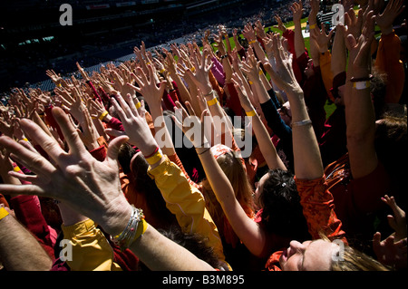 Il Dalai Lama s visita a Seattle 04 12 2008 Seattle Qwest Field Centinaia di mani in aria Foto Stock