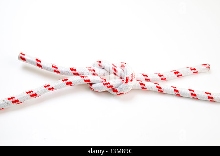 Il Reef nodo quadrato su sfondo bianco un legante nodo è facile legati e non si inceppa in modo che sia sempre facile da sciogliere Foto Stock