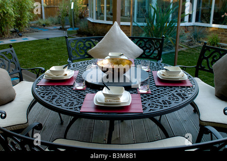 Sala da pranzo esterna impostato in moderno giardino paesaggistico Foto Stock