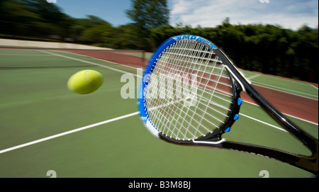 Racchetta da tennis e la sfera oscillante sfocatura del movimento Foto Stock