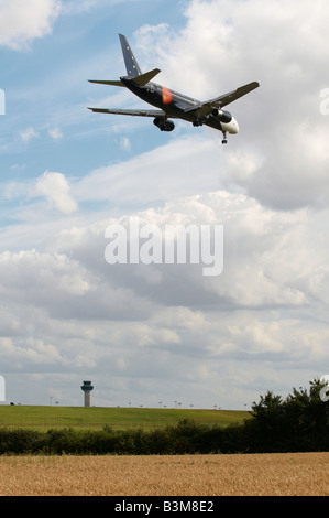 Titan Airways Boeing 757-256 gli aeromobili in avvicinamento l'aeroporto di Stansted con ATC in background Foto Stock