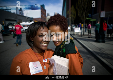 Il Dalai Lama s visita a Seattle 04 12 2008 Seattle Qwest Field semi di compassione volontari pongono prima dell'evento Foto Stock