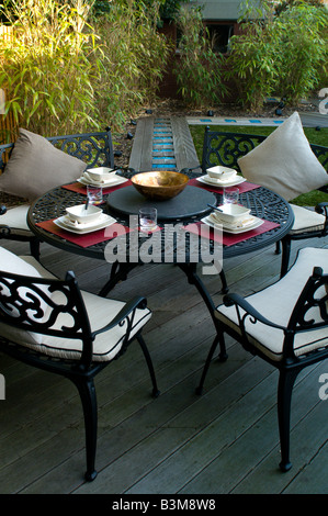 Sala da pranzo esterna impostato in moderno giardino paesaggistico Foto Stock