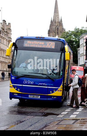 Pullman aeroportuale in High Street in un giorno di pioggia, Oxford, Oxfordshire, England, Regno Unito Foto Stock