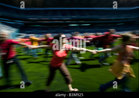 Il Dalai Lama s visita a Seattle 04 12 2008 Seattle Qwest Field movimento gruppo di meditazione forma un cerchio Foto Stock
