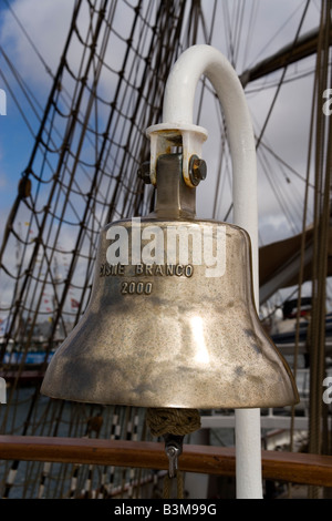 La campana del Brasiliano della nave a vela del Cisne Branco a Tall Ships race in Liverpool Luglio 2008 in Sandon Dock Foto Stock