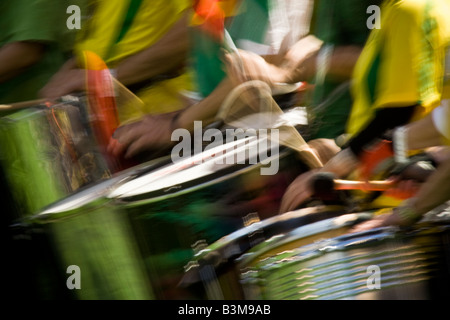 Il Dalai Lama s visita a Seattle 04 12 2008 Seattle Qwest Field Taiko batteristi parte della Processione delle culture di avviamento su OFF il Foto Stock