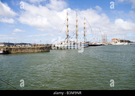 Il Mir russa da parte del Brasile di nave a vela del Cisne Branco a Tall Ships race in Liverpool Luglio 2008 ,Sandon Dock Foto Stock