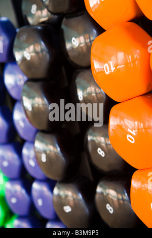 Closeup multicolore di manubri in uno studio fitness Foto Stock