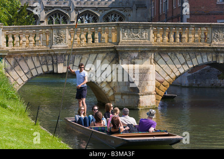 Punting sul fiume Cam, St Johns Bridge, Cambridge, Inghilterra Foto Stock