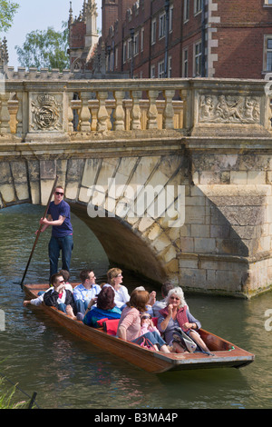Punting sul fiume Cam, St Johns Bridge, Cambridge, Inghilterra Foto Stock