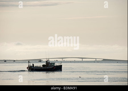 Una lobster boat esce dalla collina di piccione, Lameque Island, New Brunswick, Canada per controllare le trappole Foto Stock