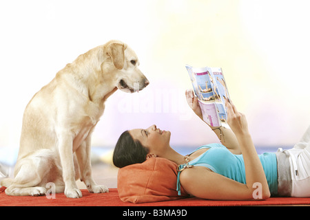 Il Labrador Retriever e giovane donna Foto Stock